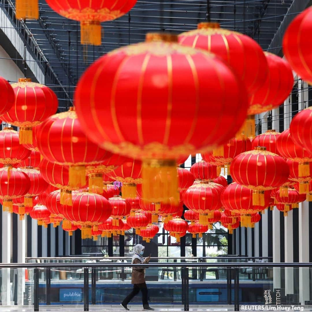 ABC Newsさんのインスタグラム写真 - (ABC NewsInstagram)「A woman wearing a protective mask walks past Lunar New Year decoration at a shopping mall in Kuala Lumpur, Malaysia.   #lunarnewyear #kualalumpur」2月10日 18時00分 - abcnews