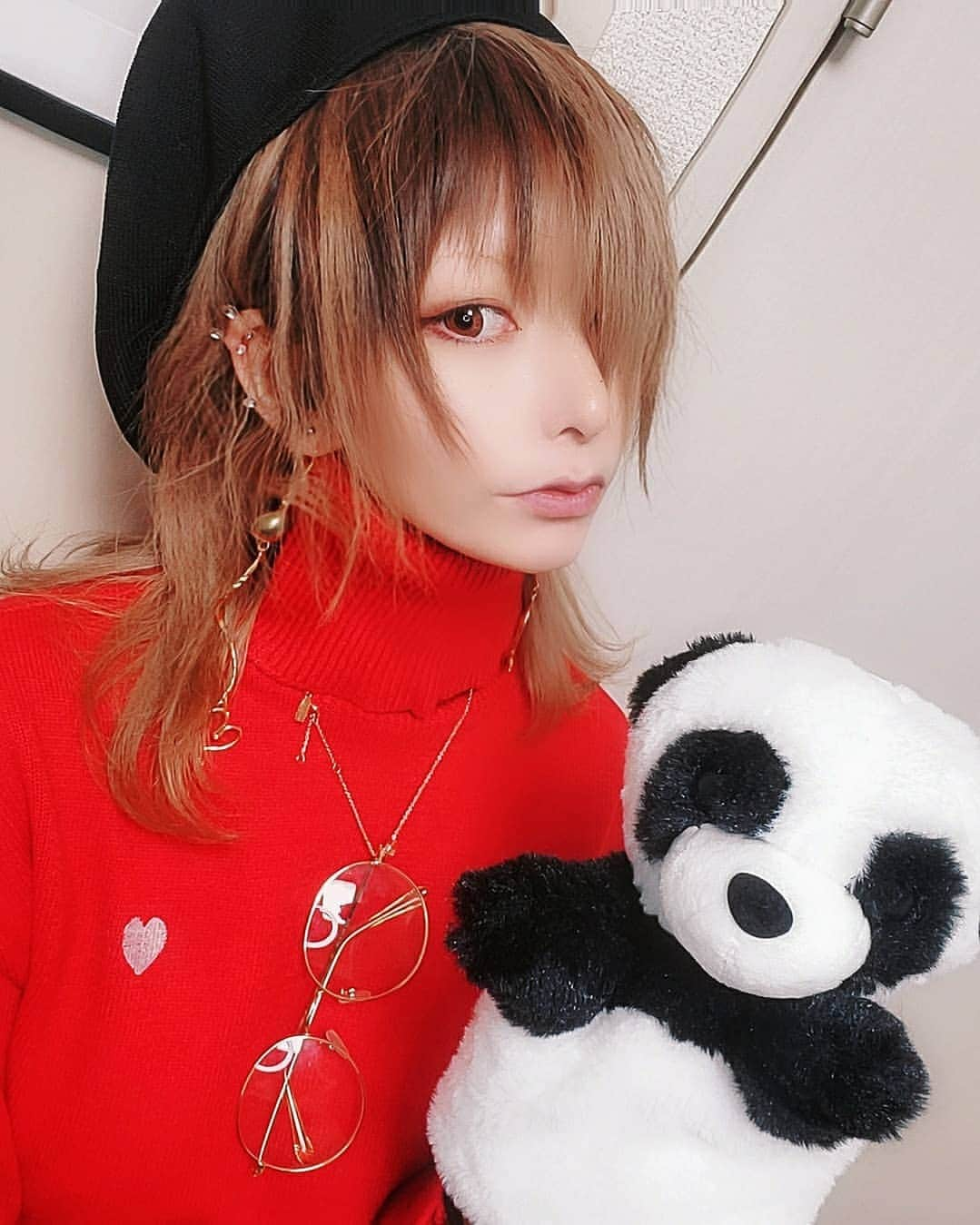 杉浦アヤカさんのインスタグラム写真 - (杉浦アヤカInstagram)「家に仲間が増えた。名前は杏寿郎🐼   #スリーコインズ #パンダ #パペットマペット  #赤 #タートルネック #カンゴール #ベレー帽 #千寿郎」2月10日 18時01分 - sugiurayk