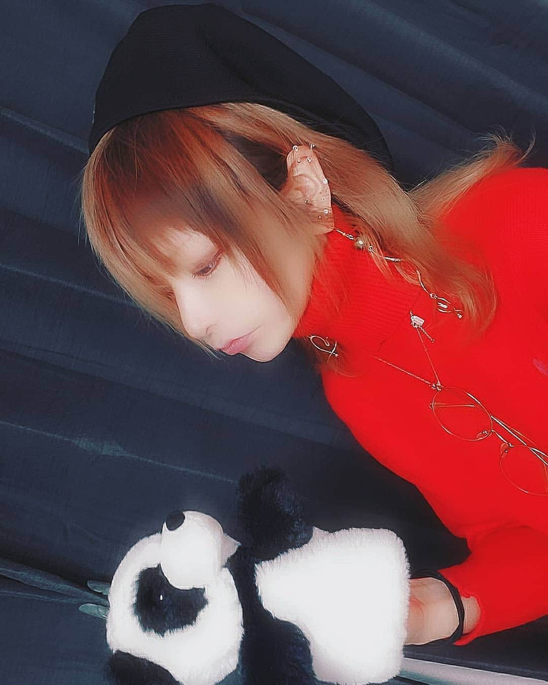 杉浦アヤカのインスタグラム：「家に仲間が増えた。名前は杏寿郎🐼   #スリーコインズ #パンダ #パペットマペット  #赤 #タートルネック #カンゴール #ベレー帽 #千寿郎」