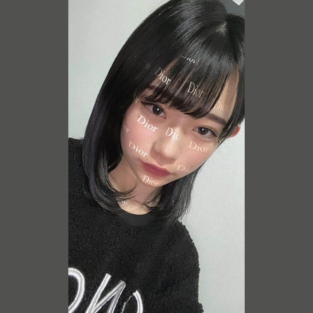 かれんのインスタグラム：「うちの髪の毛は傷んでるし量も多くて長さもバラバラなのに、このスタイリング剤使うとまとまる濡れすぎてない濡れ髪つくれるの  んでもってパッケージも可愛いからテレビ台に置かせてもらってます(笑)  このかれちんの救世主はLOFTやPLAZAで購入できちゃいます  #エアリーアンドイージー #airyandeasy #ふわ濡れ髪 #濡れ髪 #ワックス #LOFT #PLAZA #垢抜け  #airyandeasy_pr  @airyandeasy_official」