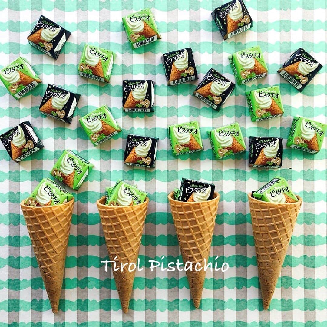 チロルチョコのインスタグラム：「全国のローソンで販売🛒 チロルチョコ〈ピスタチオ〉のご紹介です👩‍🍳 今人気急上昇中のピスタチオフレーバー😍❤  チロルではワッフルコーンのピスタチオアイスを再現しました🙌  ピスタチオチョコの中にピスタチオソースを加えて、なめらかなアイスのような口どけ感にこだわりました🎪  ワッフルクランチのサクサク食感がアクセント😋  是非お試し下さい👩‍❤️‍👩  ※お取扱のない店舗もございます。また商品がなくなり次第、販売終了とさせていただきます。 予めご了承くださいませ🙇‍♂️  #tirol #tirolchoco #チロルチョコ #チロル #チョコレート #おやつタイム #chocolate  #ピスタチオ#ローソン #おうちカフェ #おやつの時間  #chocolatelover  #shopチロルチョコ」