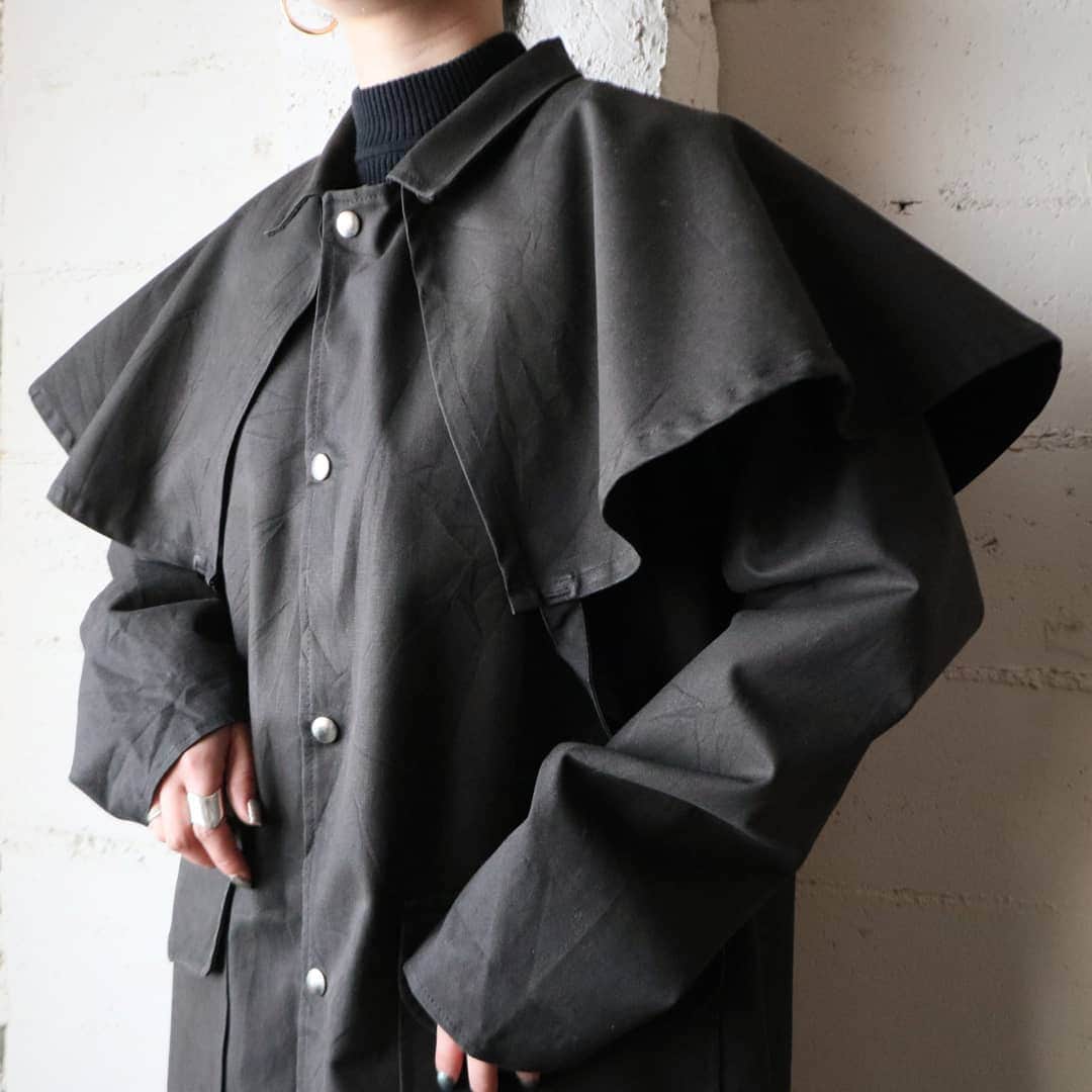 吉祥寺 古着屋 Orfeoのインスタグラム：「. Removeble Cape Coat  #orfeo #kichijoji #tokyo #vintage #used #fashion #coordinate #outfit . . .  お問い合わせはインスタグラムのプロフィール掲載のメールアドレスにお願いいたします。コメント、DMでのお問い合わせは受け付けておりませんのでご了承ください。 ONLINE SHOPの商品も店頭にてご購入頂けます。気になる商品がございましたらスタッフにお声掛けください。 . 新型コロナウィルス感染症予防対策を徹底して営業しております。 ご来店の際はマスク着用、手指消毒にご協力ください。」