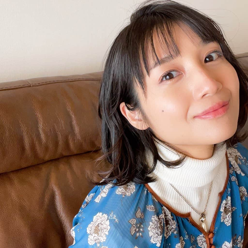 岡野真也のインスタグラム：「軽やかな装いでおうちに春を呼び込む作戦🌷まだまだ貼るカイロは欠かせない」