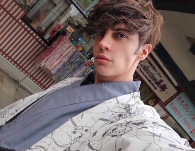 のインスタグラム：「Wearing a kimono 🙈👘 Do I look ok?」