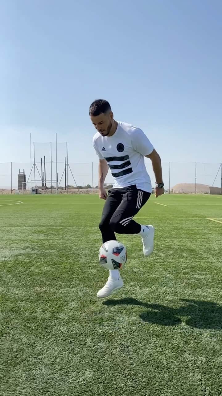 F2Freestylersのインスタグラム：「🚨SKILL TUTORIAL🚨  Nice skill for you to learn today in the garden or park if it’s safe to do so.   1. Roll the ball back with sole of strong foot. 🦶 2. Flick up with toe of opposite foot. 👟 3. Punch down with knee of strong foot. 🦵⚽️  Send them in using #F2SkillSchool for your change to appear on story!  Good luck and stay safe! 😷  #tutorial #skills #football #footballskills #footballtricks #ronaldo #messi #mbappe #neymar #soccer #soccerskills #soccerlife #soccerlife #footballgame #trickshot」