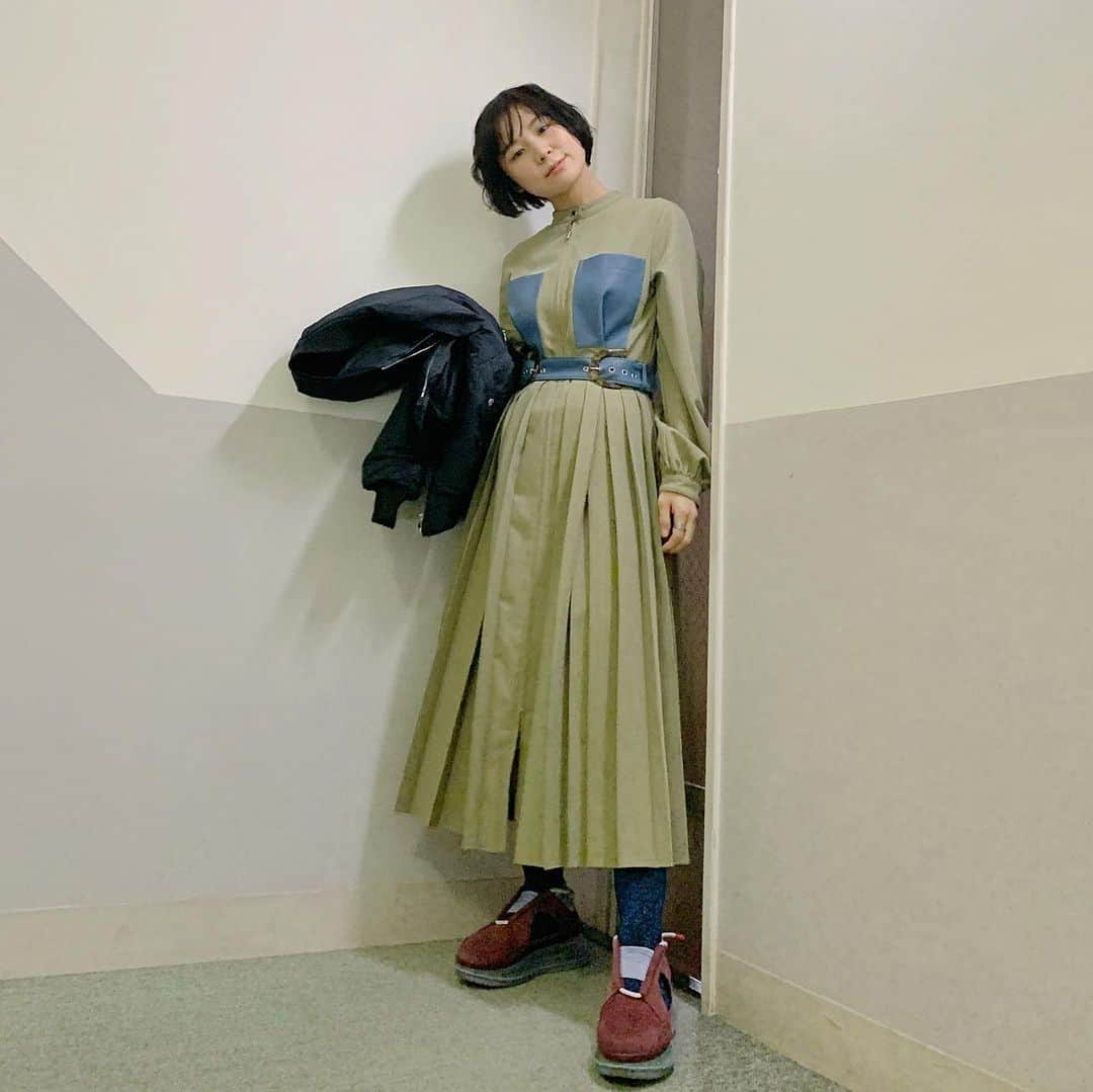 光永さんのインスタグラム写真 - (光永Instagram)「展示会で一目惚れした絶妙な配色のプリーツワンピ👗 このダブルバックルもかわいいなー！ Hanakoのイベントで着てたお洋服です。 . ワンピース：#jouetie  スニーカー：#NIKE(#atmospink) MA-1：#MINELAL ソックス：#beautyandyouth  . . #ootd #ワンピースコーデ #プリーツワンピース #fashion #ショートヘア #ma1コーデ #airmaxff720 #airmax #スニ女子会」2月10日 18時09分 - hinata_official__