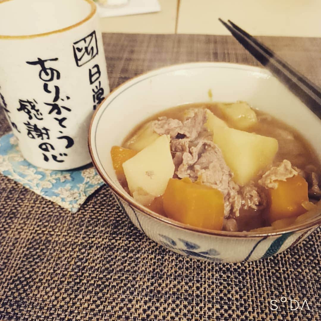 松本隆博のインスタグラム：「。 沢山のメッセージ本当に ありがとう(*Ü*)！ こんな初老のオッサンにさ。 嬉しいよ。 亀岡で買った有機野菜で、 肉じゃが作ったから今日は これと少しの日本酒で自ら の体に感謝し明日からまた 100歳まで宜しくな！ 松本隆博よ。…と。  本当にありがとう、 本当は本当はみんなに 会いたい。  ～人生遊歩道～  しかし肉じゃがにゴマ油 垂らすとテリ出るわー！ (^_^)」
