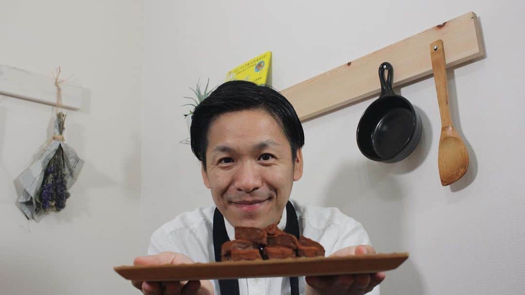 川島章良さんのインスタグラム写真 - (川島章良Instagram)「. . . ヘルシーな豆腐でできた生チョコをつくりました。  『ヘルシー生チョコ』です。  バレンタインの季節ですね。  ちょっと体重気にしているチョコ好き太っちょさんにおすすめです  材料は4つだけです。  【▼材料】 □豆腐・・・70g □板チョコ・・・2枚 □バニラアイス・・・大さじ1 □ココアパウダー・・・適量  作り方はYouTubeの  はんにゃ川島のほんわかレシピを見てください  プロフィールからとべますよ  #バレンタイン料理  #ほんわかレシピ #はんにゃ川島 #バレンタイン手作り  #バレンタインレシピ  #ヘルシースイーツ  #豆腐レシピ  #チョコレートレシピ」2月10日 18時19分 - hannyakawashima