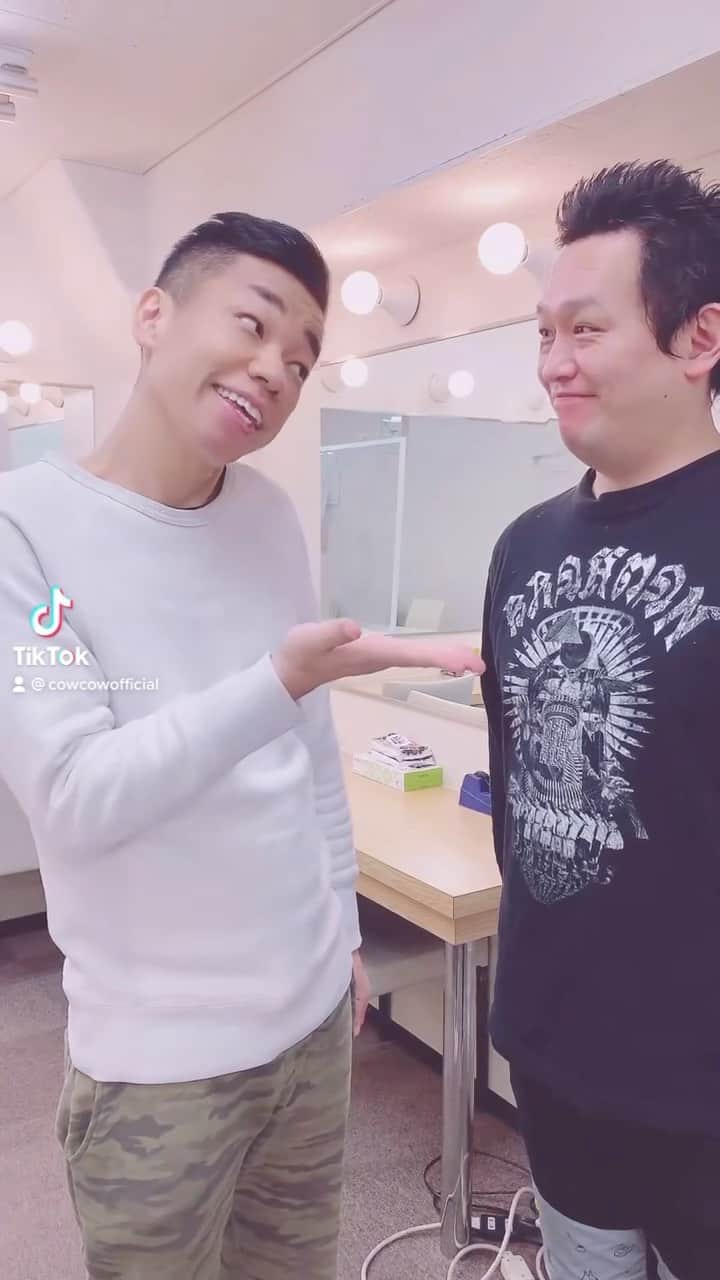 善し のインスタグラム：「チョコちょうだい🍫  #バレンタイン　#cowcow」