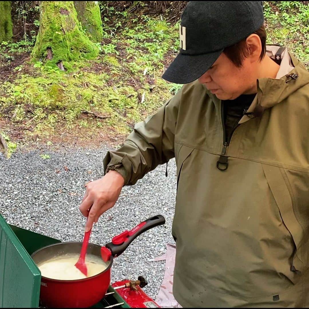 植草克秀のインスタグラム：「コーンクリームスープ作り！子供頃よく食べたお袋の味なんだよね〜  #植草克秀  #katsuhideuekusa  #キャンプ #キャンプ飯」