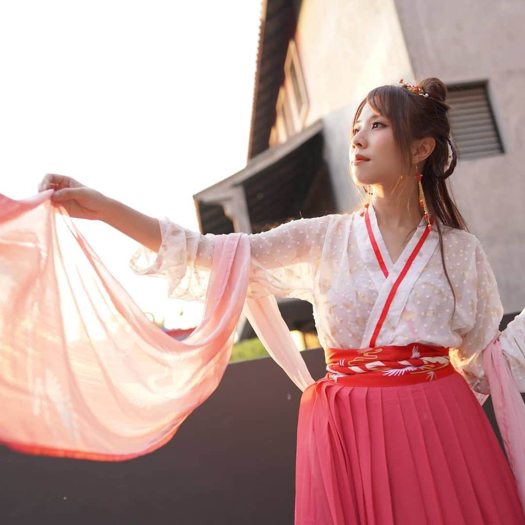 ビーム先生のインスタグラム：「ช่วยตากผ้าหน่อยค่ะ 🥺 洗濯物干してまーす(笑)  #influencer #blogger #youtuber #thai #thaigirl #中国　#タイ　#インフルエンサー　#ブロガー　#ユーチューバー　#外国人　#タイ人　#タイ語　#บล็อกเกอร์ #ยูทูปเบอร์ #ไทย #ญี่ปุ่น #ภาษาญี่ปุ่น #ชุดจีนโบราณ #ชุดจีน #ฮั่นฝู #hanfu #ตรุษจีน」