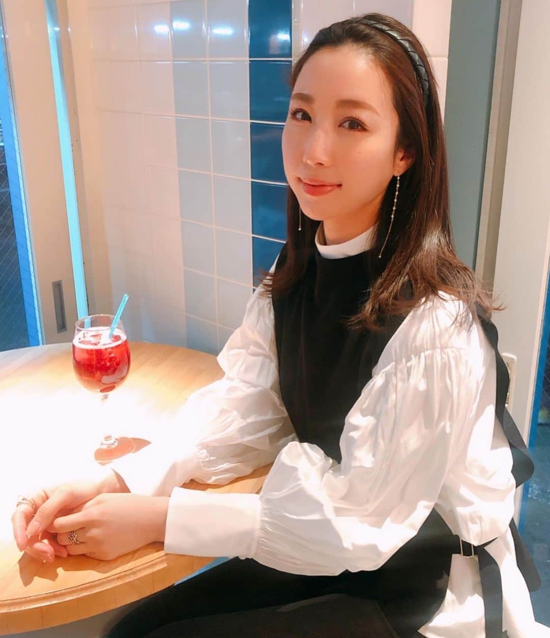 崎本ゆかりのインスタグラム：「華奢で上品可愛いパールピアス♡ 2wayのピアス作りたくって..完成！お気に入りーーっ 綺麗なラウンドの小粒パールを7粒も使って… 付けてることを忘れるくらい軽くて マスク生活でも私は気にならないかな😇 他にも可愛いの色々作ってます！嬉しいコメントもたくさんありがとうmy friends!!!  淡水パール 14kgf or silver925 全長約10.5cm(最短5cm)  . #handmadeaccessory#originalaccessory#handmade#pearl#2way#new#originalbrand#ハンドメイド#淡水パール#ピアス#華奢#好きを形に」