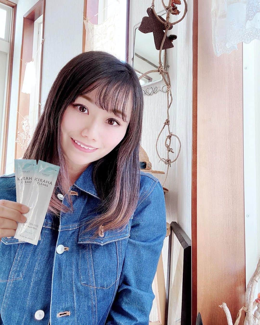 amiのインスタグラム：「．  Favorite mouthwash  気になっていた、マウスウォッシュの キラハクレンズが届いたので早速お試し🥰  歯のホワイトニングに通ったこともあるけど おうちでできるなんて、嬉しい商品💓  口臭ケアにもなるし、持ち歩きや外出時の 利用に便利なので、おすすめです✨  ポーチにも入れやすくて 見た目も可愛くて⭕️  よかったら使ってみてね💕  #KIRAHACLEANS #キラハクレンズ #歯のホワイトニング #pr #自宅でできるホワイトニング #マウスウォッシュ#ママ#子育てママ」