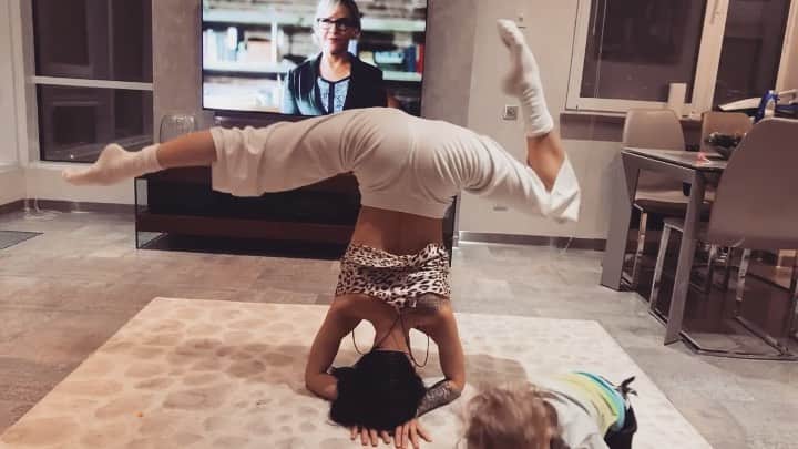 ダリア・ドミトリエワのインスタグラム：「Сколько раз посмотрели ?😂 #ктобольше」