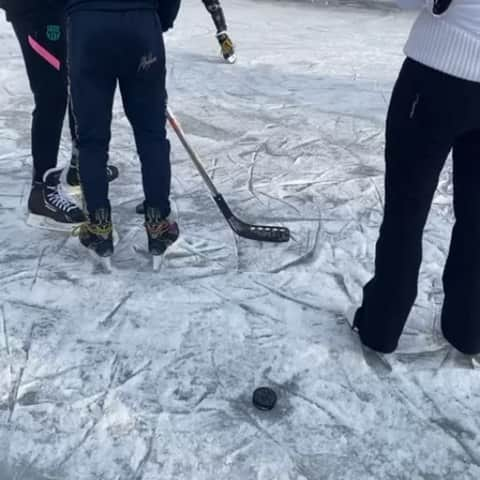 アンディ・サワーのインスタグラム：「Sound on🔊  #iceskating #ice #notalent #ijspret」