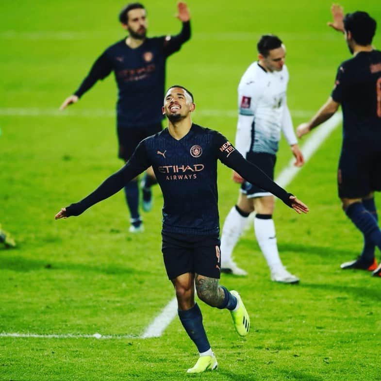 ガブリエル・ジェズスのインスタグラム：「Very happy with this one tonight. On to the quarter-finals! 😁🙌🏽🤙🏽  #alômãe  #gratidão  #doperi」