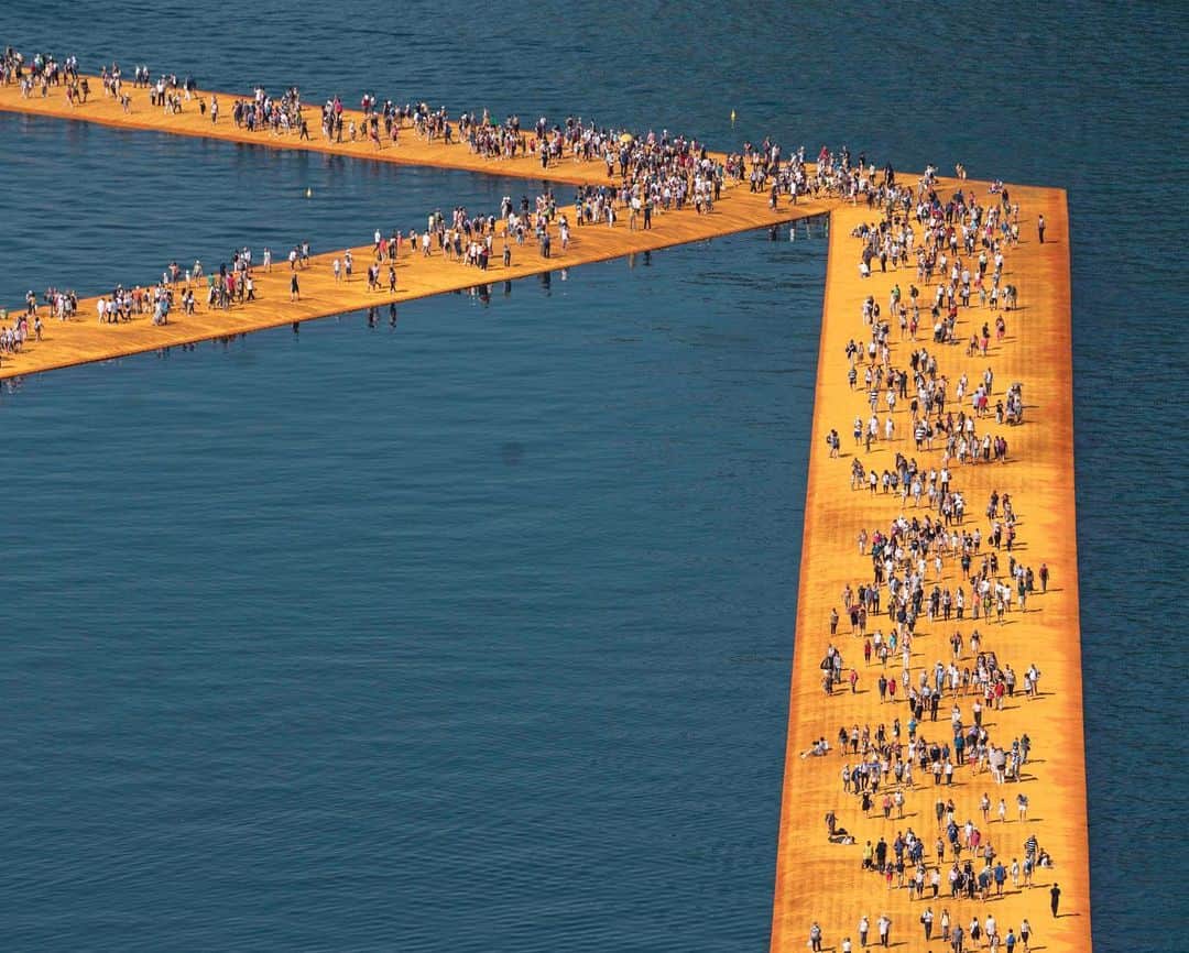 サザビーズさんのインスタグラム写真 - (サザビーズInstagram)「“I was witnessing the master at work.” Watch as @jr recalls the unforgettable moment he laid eyes on @christojeanneclaude’s floating piers 👀 Watch the full interview on IGTV...  #christojcxsothebys #christojeanneclaude #jr #floatingpiers #christo @sothebysfr   📸: The Floating Piers, Lake Iseo, Italy, 2014-16. Photograph taken by Wolfgang Volz. Copyright The Estate of Christo V. Javacheff」2月11日 5時14分 - sothebys