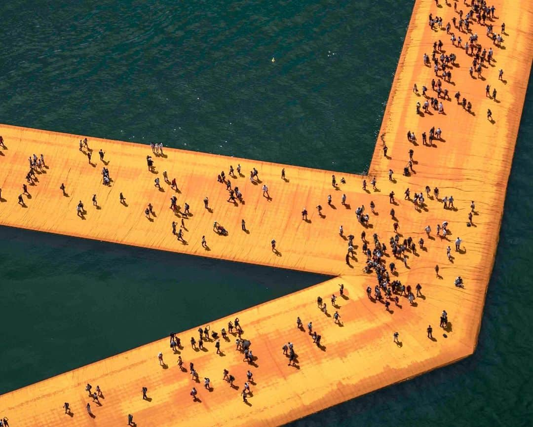 サザビーズさんのインスタグラム写真 - (サザビーズInstagram)「“I was witnessing the master at work.” Watch as @jr recalls the unforgettable moment he laid eyes on @christojeanneclaude’s floating piers 👀 Watch the full interview on IGTV...  #christojcxsothebys #christojeanneclaude #jr #floatingpiers #christo @sothebysfr   📸: The Floating Piers, Lake Iseo, Italy, 2014-16. Photograph taken by Wolfgang Volz. Copyright The Estate of Christo V. Javacheff」2月11日 5時14分 - sothebys