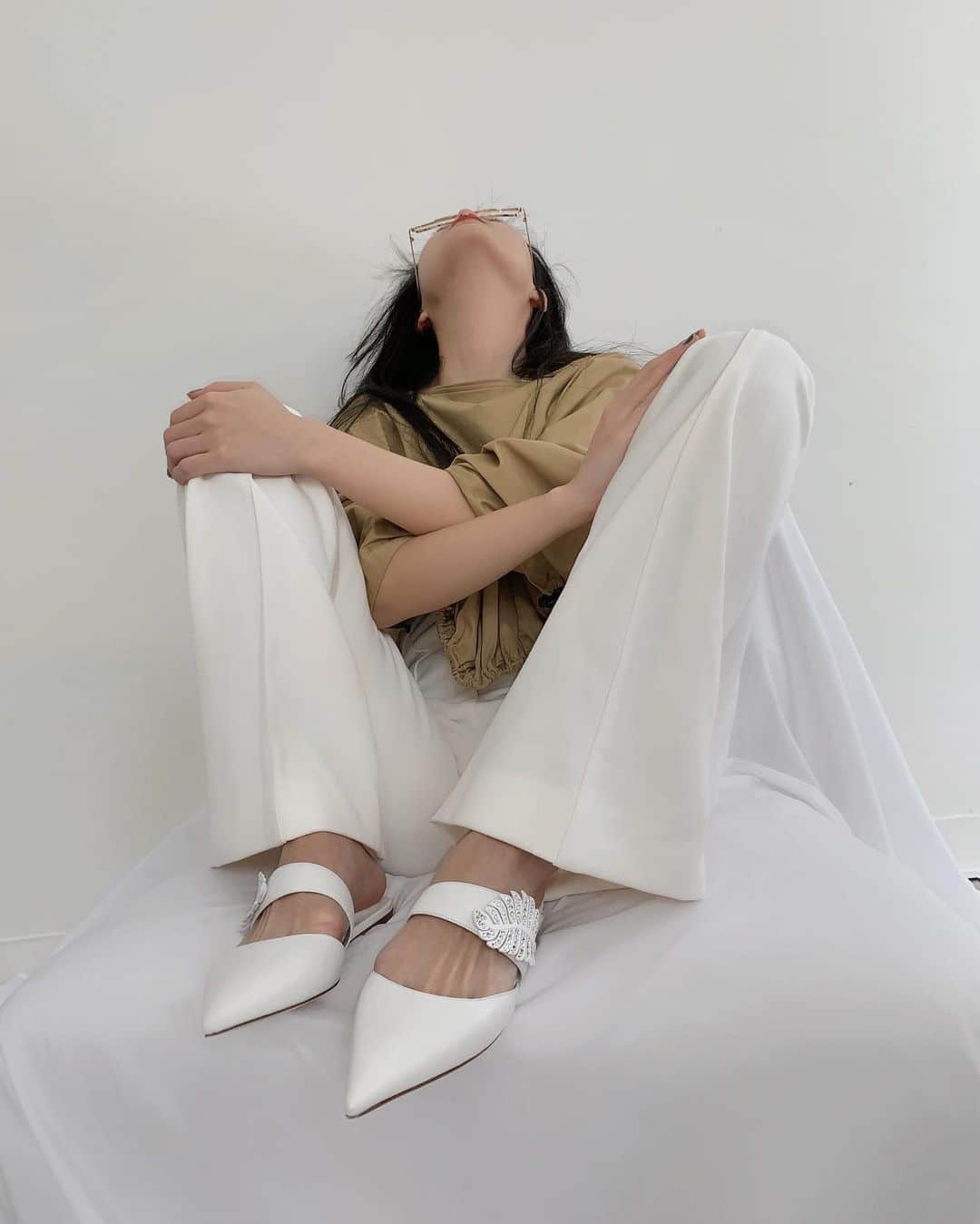 ニコラス カークウッドのインスタグラム：「Find endless excuses to dress up at home like @itskaykayleigh in our new Monstera Flats crafted from biodegradable leather. Show us how you dress up at home by tagging #MyKirkwoods and @nicholaskirkwood for a chance to be featured.」