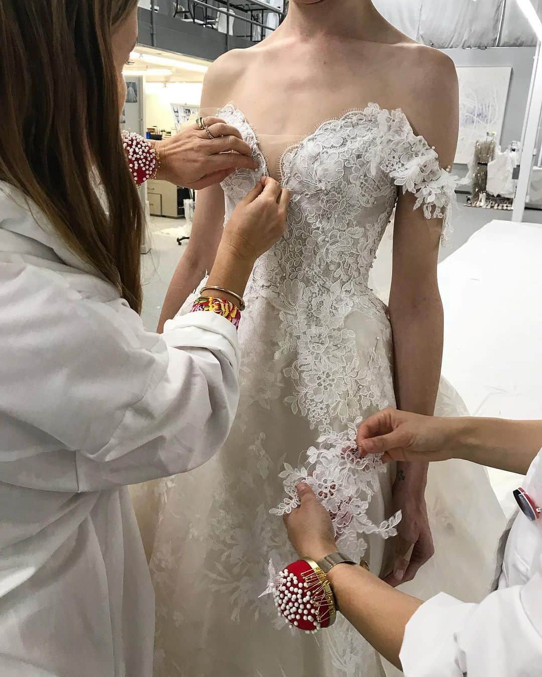 Monique Lhuillierのインスタグラム：「It’s all in the details! ✂️✂️#moniquelhuillier #mlbride #throwback」