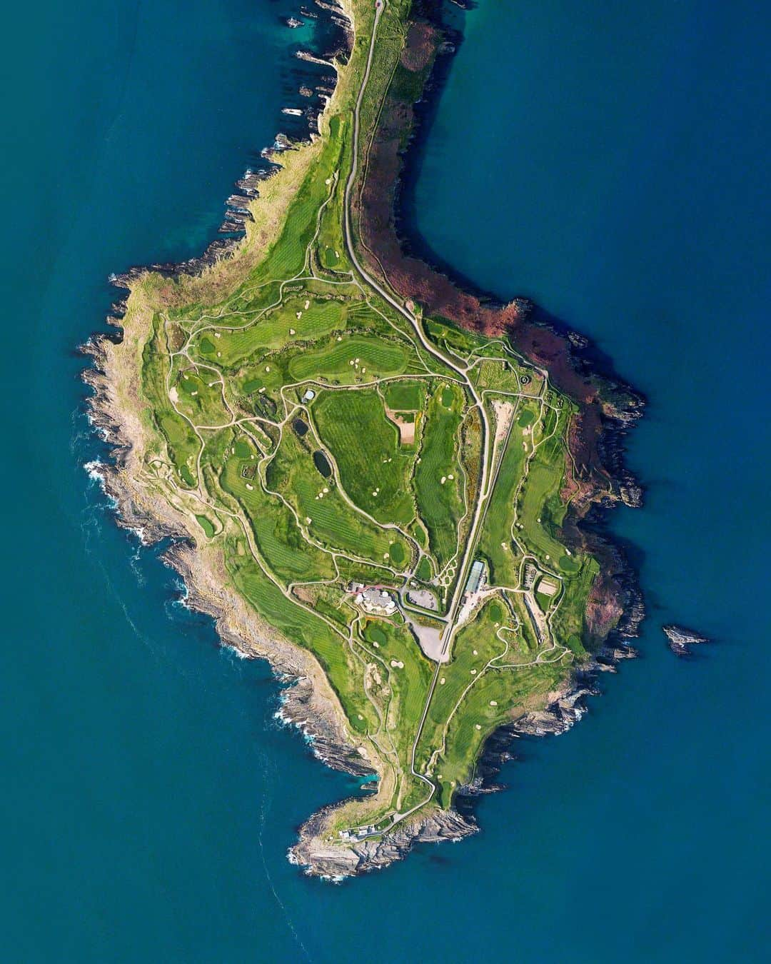 Daily Overviewさんのインスタグラム写真 - (Daily OverviewInstagram)「The Old Head Golf Links is an 18-hole golf course in Kinsale, Ireland. The facility is built on a 220-acre (89-hectare) diamond-shaped peninsula that juts 2 miles (3.2 kilometers) out into the Atlantic Ocean. The course is notoriously difficult, with many of its holes extending to the edge of cliffs perched about 300 feet (91 meters) above the water’s surface. — Created by @overview Source imagery: @maxartechnologies」2月11日 3時49分 - dailyoverview