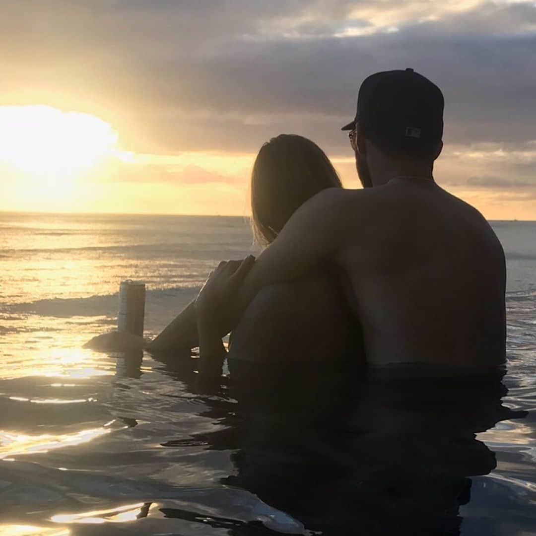 ティーガン・プレスリーのインスタグラム：「I collect sunsets and memories  @43_oak」