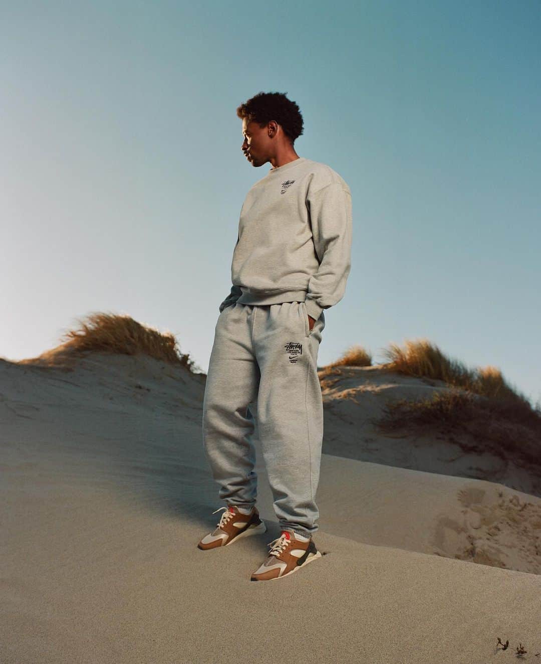 Stüssyのインスタグラム：「Nike Air Huarache for Stüssy   The upcoming Stüssy and Nike collection also includes both a co-branded fleece crewneck and pant.  The Nike Air Huarache for Stüssy will be available in select Stüssy Chapter stores, select Dover Street Market stores and stussy.com at the following times:  North America - Friday, February 12th at 10am PST Europe & UK - Friday, February 12th at 10am GMT Korea & Japan - Saturday, February 13th at 10am JST」