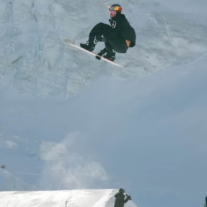 オリンピックチャンネルのインスタグラム：「Olympic bronze medallist Scotty James knows a thing or two about halfpipe riding. As he puts it, between the technical elements, adrenaline rush, and risk involved, “the margin for error is very very little.”⁠⠀ ⁠⠀ Get to know the high-flying Australian’s approach to one of the Olympic programmes riskiest sports in the Olympic Channels latest series, Halfpipe Hype. ⁠⠀ ⁠⠀ Hit the link in bio to watch more!⁠⠀ ⁠⠀ @scottyjames31 @ausolympicteam @fissnowboard」