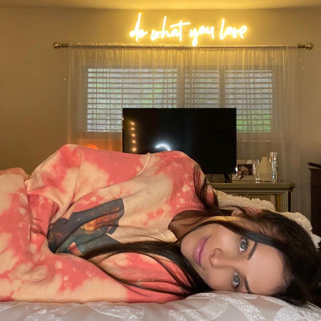 マンディー・ジルーのインスタグラム：「To capture this pic idea I had to put my phone on my tripod, set a 10 sec timer, jump up on my bed, quickly get in a cute, relaxed, natural position..... I did it guys! I did it! 🤣」