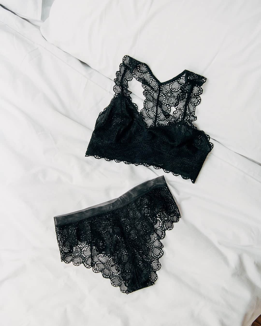 DKNYのインスタグラム：「All about that lace. Tap to shop the #DKNY Modern Lace set. #UnderneathMyDKNY」