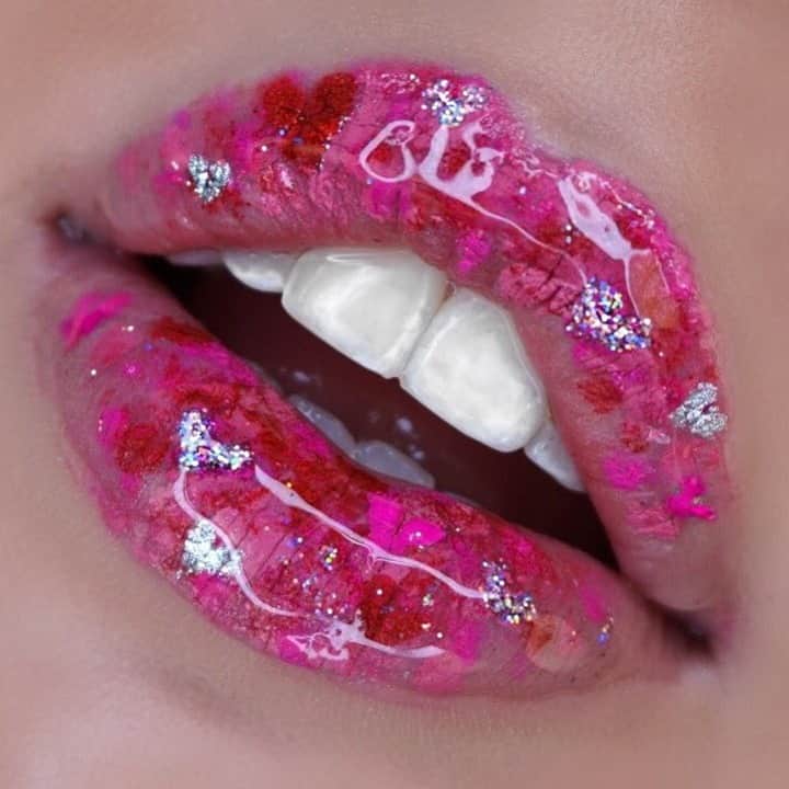 メイクアップアートコスメティックスさんのインスタグラム写真 - (メイクアップアートコスメティックスInstagram)「Heart of Lipglass 💖. @caylabliss creates these high-shine, heart-filled lips for Valentine’s Day with: 💖Lipglass Clear 💖Retro Matte Liquid Lipcolour in Feels So Grand 💖Retro Matte Liquid Lipcolour Metallics in Buzzed Out 💖Matte Lipstick in Candy Yum-Yum 💖Glitter in 3D Pink #MACValentinesDay」2月11日 4時00分 - maccosmetics