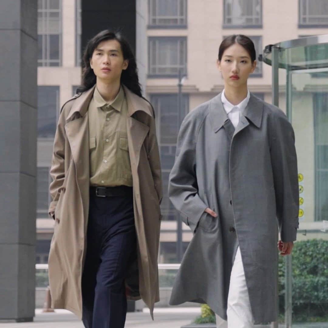サントーニのインスタグラム：「Walking through Shanghai in style. Discover the capsule specially designed for the coming Lunar New Year celebrations by Santoni  featuring the Ox motif.   Tap the link in bio for the full collection.  #Santoni」
