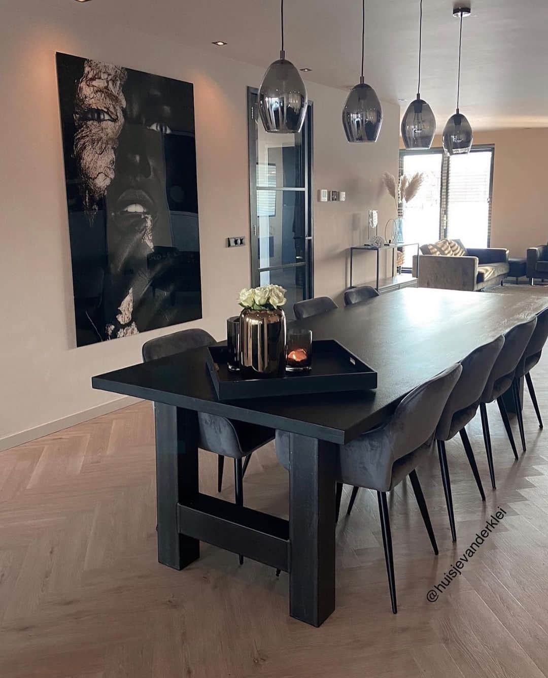 My Interiorのインスタグラム：「Sleek interior with great art, top 🔝 👍 in the home of @huisjevanderklei」