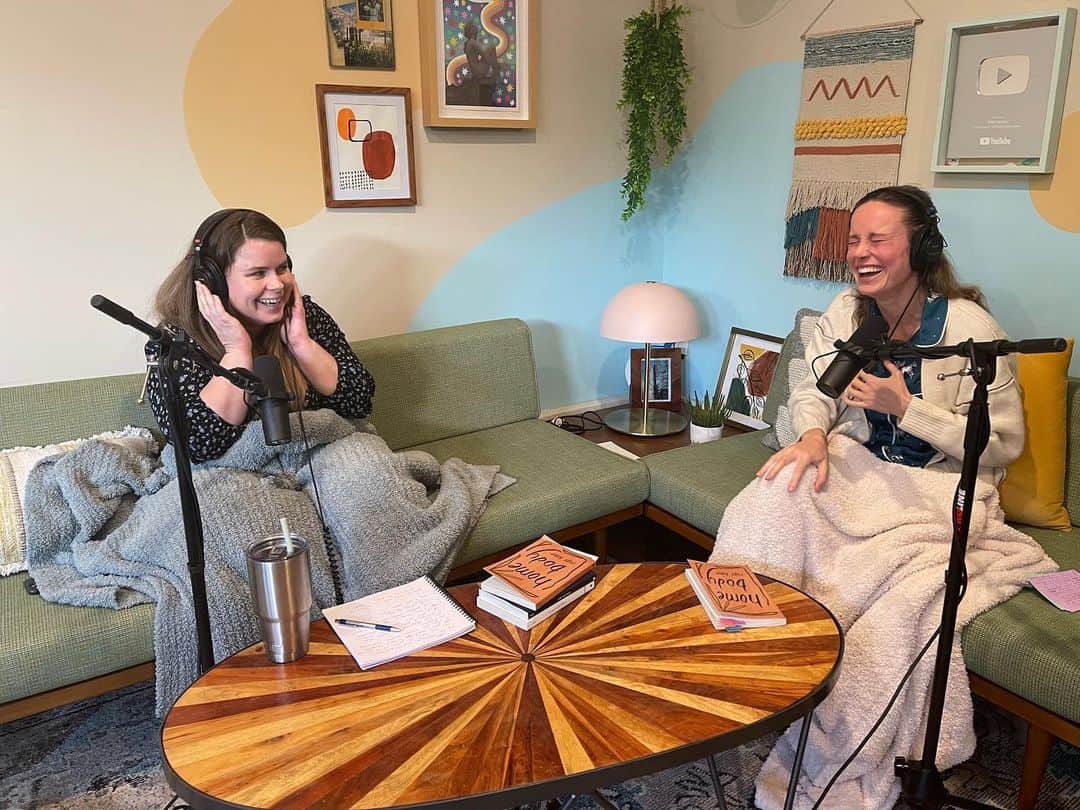 ブリー・ラーソンのインスタグラム：「The faces of two best friends who couldn't be happier to be starting a new endeavor together. We're podcasters now, didn't you know? @learninglotspodcast」