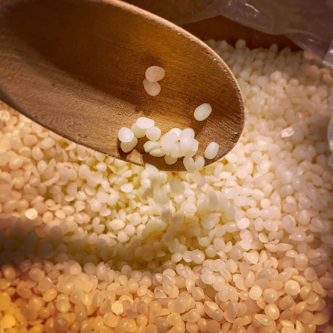 Lanikai Bath and Bodyさんのインスタグラム写真 - (Lanikai Bath and BodyInstagram)「Can you 𝒢𝓊𝑒𝓈𝓈 what this ingredient is?   The anti-allergenic & anti-inflammatory properties of this ingredient can soothe easily irritated skin.   Here at Lanikai Bath and Body, we use natural and/or organic ingredients as a way to thank mother-nature for the great gifts offered to us.  #wholebody #skincare #natural #organic #salve #psoriasis #eczema #hawaii #lanikaibathandbody」2月11日 4時00分 - lanikaibathandbody