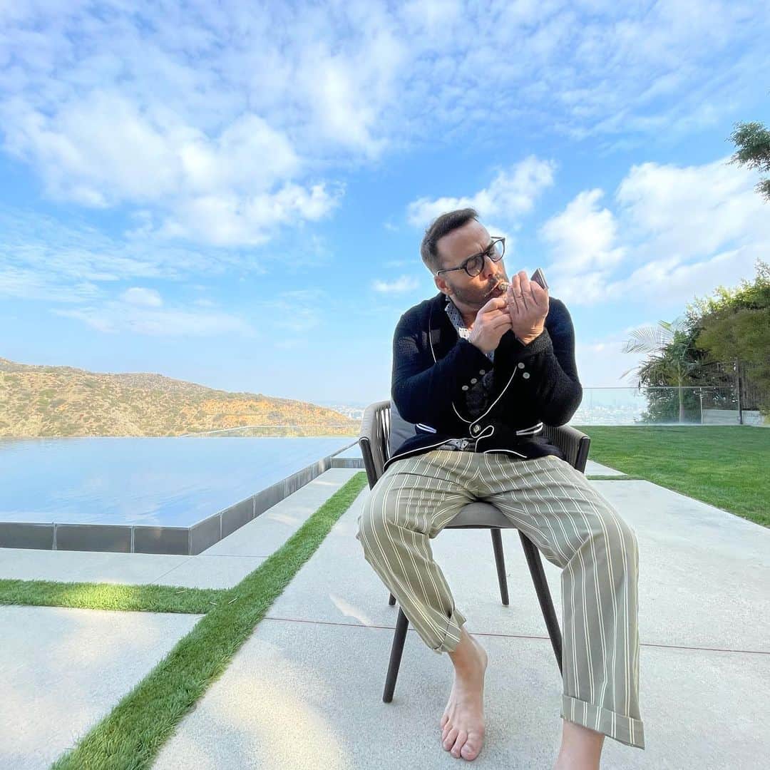 ジェレミー・ピヴェンのインスタグラム：「Have to hit the road again yet can’t get out of my pajamas... also got  a new phone that makes everything look better」