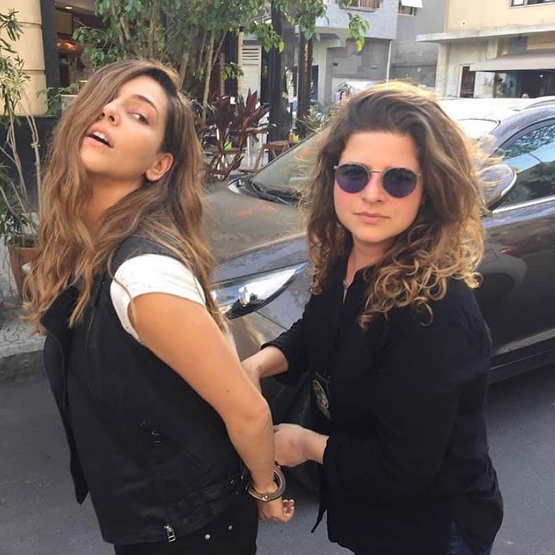 Tainá Müllerのインスタグラム：「Nem sempre estive do lado da lei na ficção. Hahahah. Essa policial gata, que na verdade era a nossa diretora @giovannamachline em “Babilônia”, nasceu mãe essa semana. Entre tantas notícias ruins, o nascimento de bebês sempre me alegra e me faz acreditar. Viva a Gio! Viva a Irene ❤️」