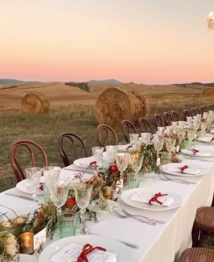メドモアゼルのインスタグラム：「Spread love as you can 🌅💐 @angela.mugnai ❤️  tag someone with who you would love to share a diner like this  #inspiration #mesdemoisellesparis #springsummer21」