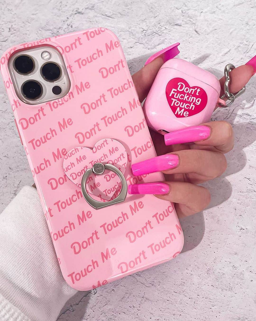VELVETCAVIARさんのインスタグラム写真 - (VELVETCAVIARInstagram)「💗NEW LAUNCH 💕A Twist on our best selling case! Our BRAND NEW Don’t Touch Me Case is here right in time for Valentine’s Day! Covered in a gorgeous light pink gloss background with a sassy little phrase, this stunning hard case is velvet lined to keep your phone safe and super cute! Matching grip ring available as well! This case will go SUPER FAST! Available for iPhone & Galaxy, get yours today via link in bio! #velvetcaviar」2月11日 4時22分 - velvetcaviar