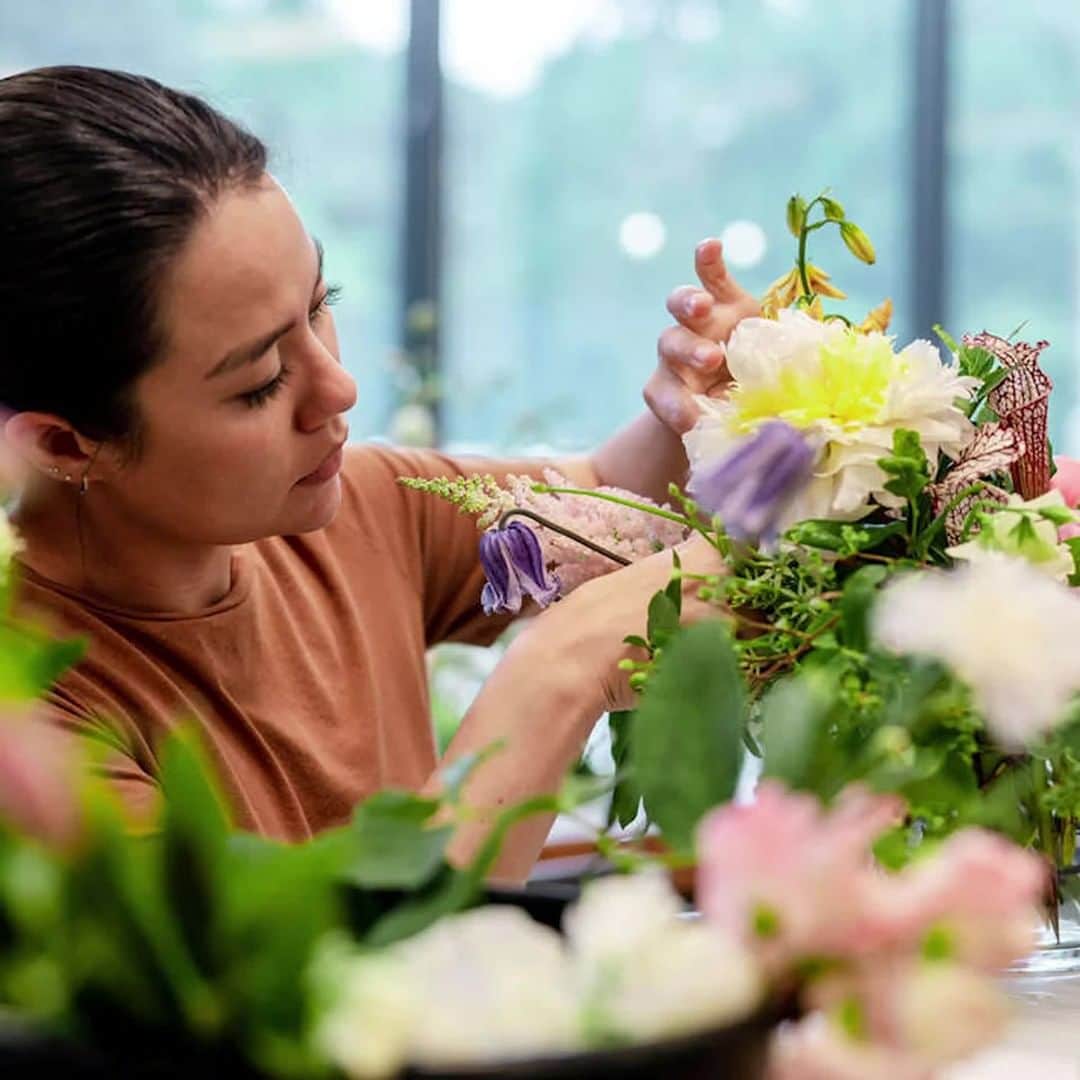 ニューヨーク植物園のインスタグラム：「Make your passion for flowers work for you with #NYBGAdultEd's virtual Floral Design Mini-Intensive Program, starting March 16. 💐 . This entirely online intensive takes you through the first five classes of our program, putting you well on your way to earning your Floral Design Certificate. Our expert instructors will help you develop your own unique aesthetic and master the mechanics of this creative art. You’ll create dozens of arrangements in diverse styles and gain a practical, real-world business foundation. . Hit the link in our bio to learn more and register. . #plantlove #nybgathome」