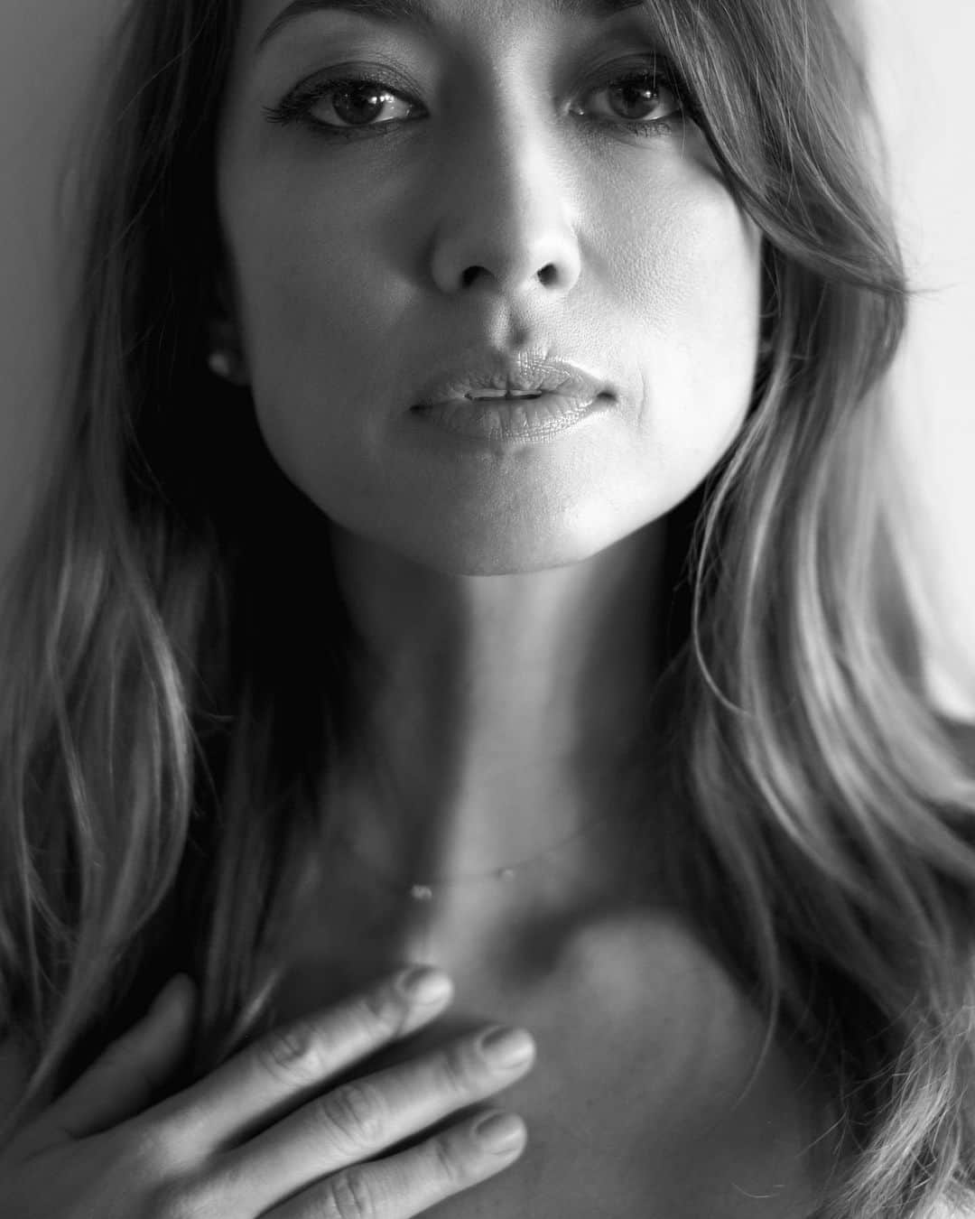 ビビアーニ大野のインスタグラム：「O que eu não disse ...   .  Foto @guiferri07 . . .  . #atriz #pretoebranco #latinamarela #actress #atrizoriental #atrizesbrasileiras #atrizesjaponesas」