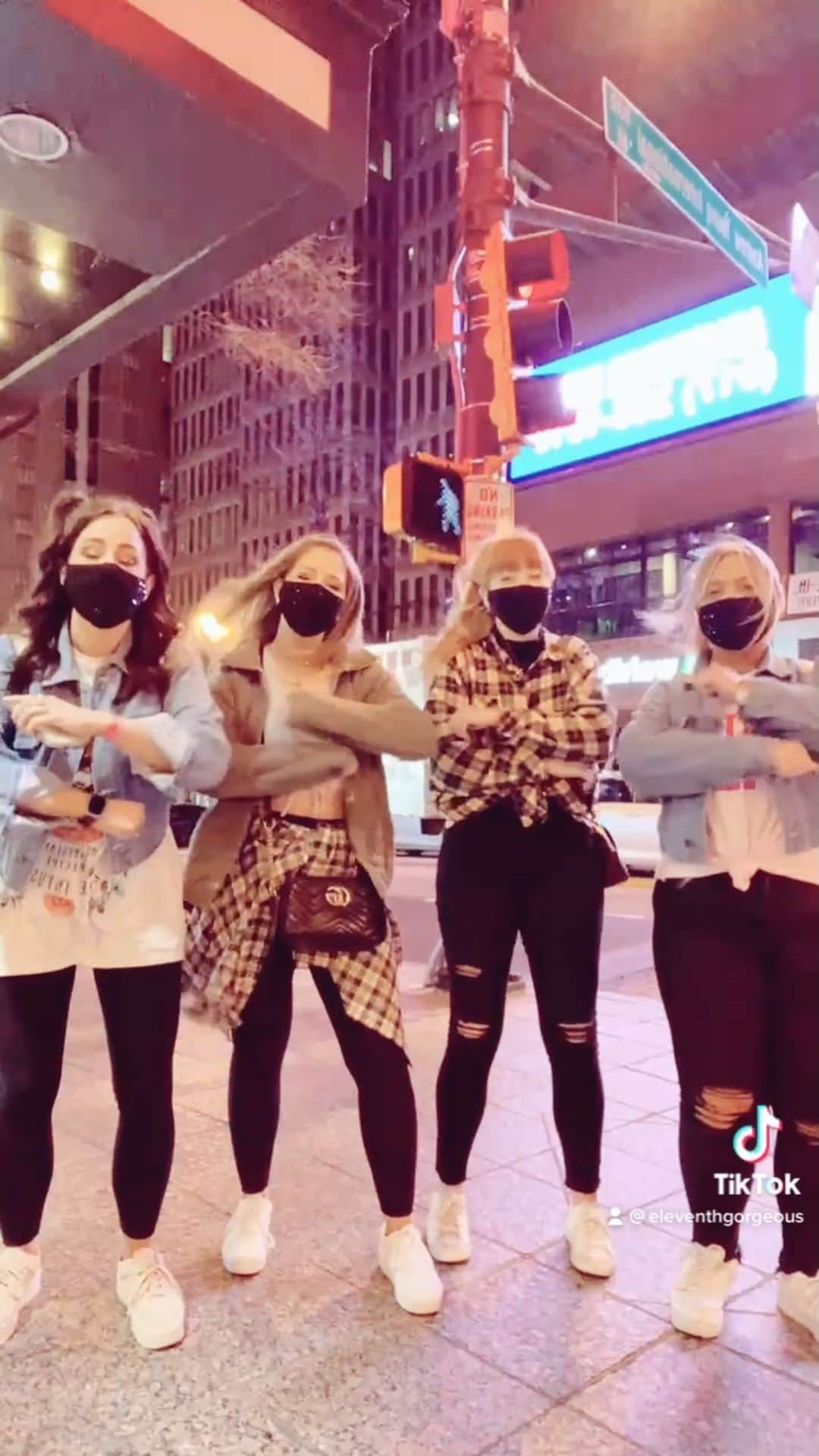 Tracy and Stefanieのインスタグラム：「✨ Work trip but make it fun ✨ @madisonandmallory @omgitskelsx3 @maddieayyy #madisonandmallory」