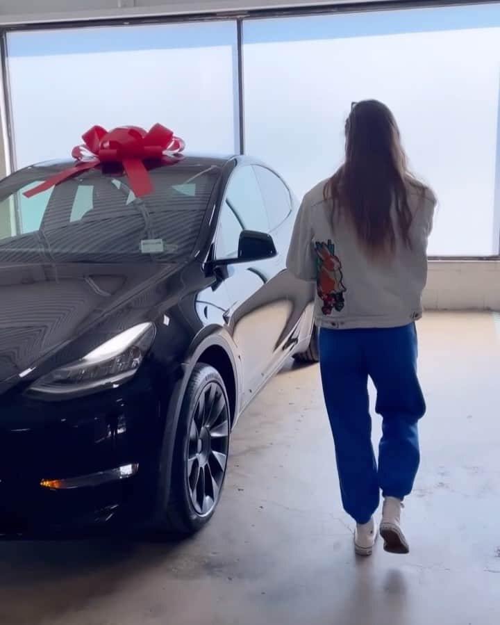ニーナ・アグダルのインスタグラム：「My-own-first-car appreciation post. Yes, I cried... emotional and proud of the work I’ve put in to get here. I feel like an adult now, well almost. Lesssgo, baby ⚡️⚡️⚡️」