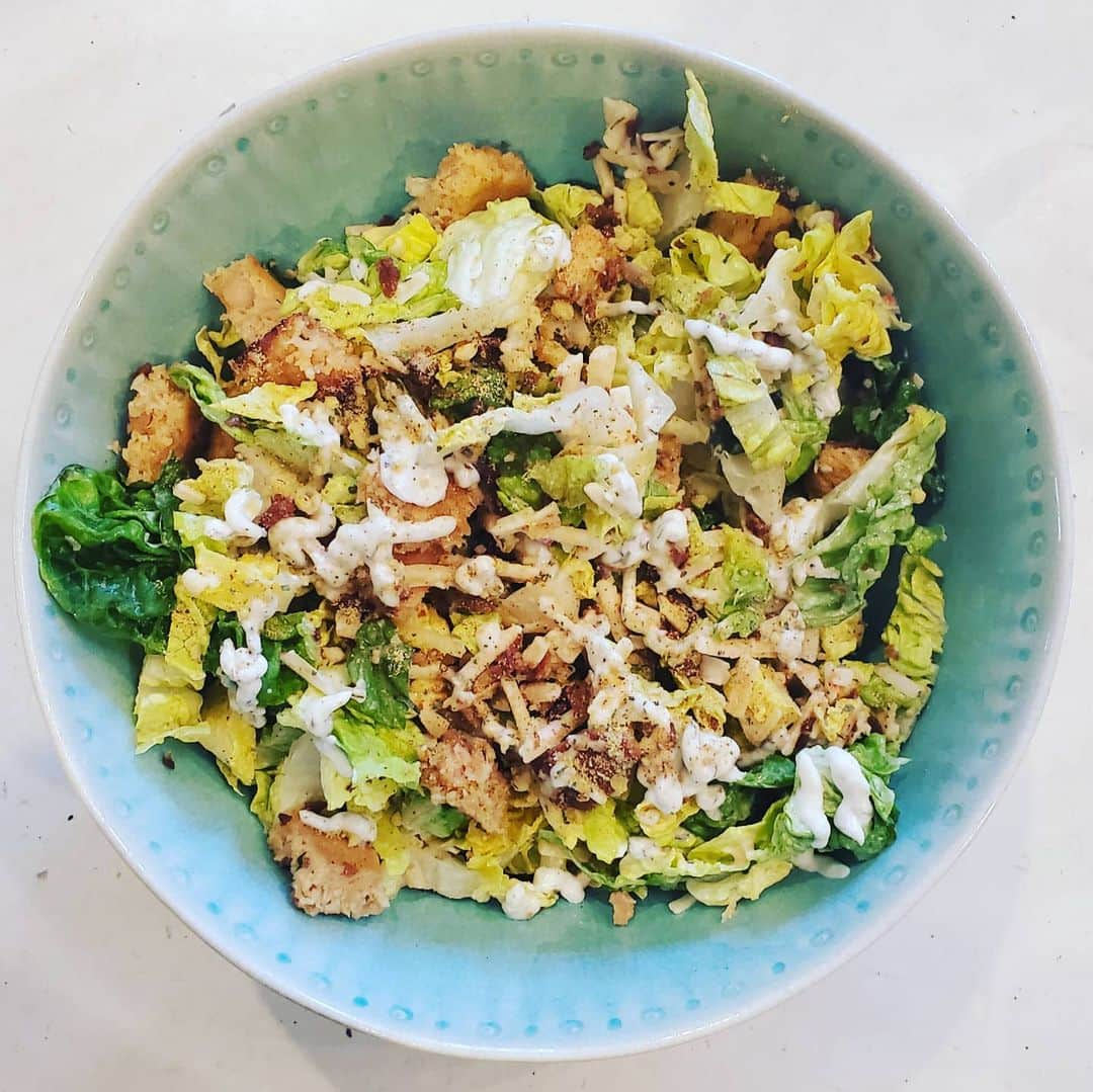 ガソリングラマーさんのインスタグラム写真 - (ガソリングラマーInstagram)「PLANT BASED CHICKEN SPRING SALAD #GASOLINEKITCHEN 🥗🥬🌶🧀🥓🌿🍗 @organicgirl #littlegems #lettuce  @kellyscroutons #croutons  @miyokoscreamery gf pepper jack #cheese #vegancheese shreds @vevan.foods pepperjack #cheese @veggiefam.la #ranch #DRESSING  @louveganjerky #baconbits @mountainroseherbs black pepper  @gopalshealthfoods #rawmesan  @b4thebutcher uncut #chickenpatty  #vegan #veganfood #whatveganseat #plantbased #vegetarian #VEGANGOOD #vegansofig #veganfoodie #foodie #plantbased #plantbasedfood #plantbasedfoodie @gasolineglamour #gasolineglamour  @gtfoitsvegan  #gtfoitsvegan #salad」2月11日 4時26分 - gasolineglamour