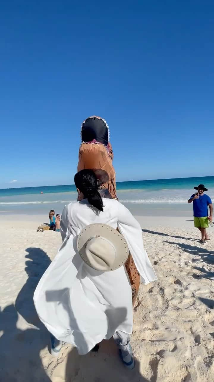 エヴァン・ルースラのインスタグラム：「🏝 🦖 🎩 👘 💃  Dancing on the beach with @chrismmcrypto @dimz @itskaynun」