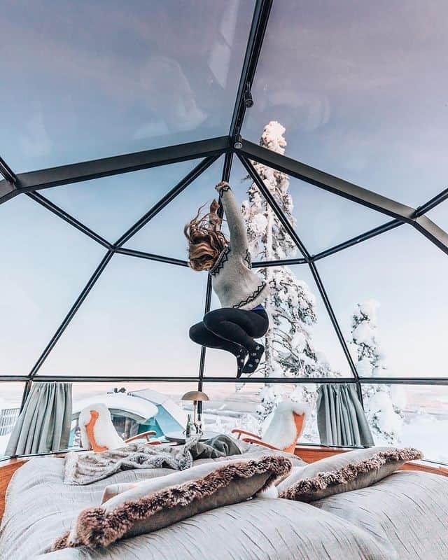 Kapten & Sonさんのインスタグラム写真 - (Kapten & SonInstagram)「'Mood realizing half of the week is done!' 🙌 @thesunsetcolada found the most beautiful place to stay all day and night in Finland. 💙 #bekapten #kaptenandson⁠ .⁠ .⁠ .⁠ #traveling #throwback #snow #snowwhite #winterwonderland #winter #wintertime #wintervibes #winteroutfit #outfit #inspo #ootd #exploring」2月11日 4時30分 - kaptenandson