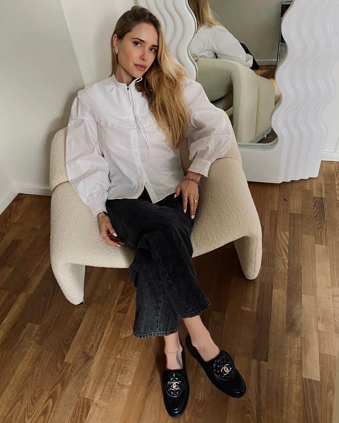 ペニーレ・タイスベックのインスタグラム：「Annonce The big collars r here to stay🤍 @mango #mangogirls」