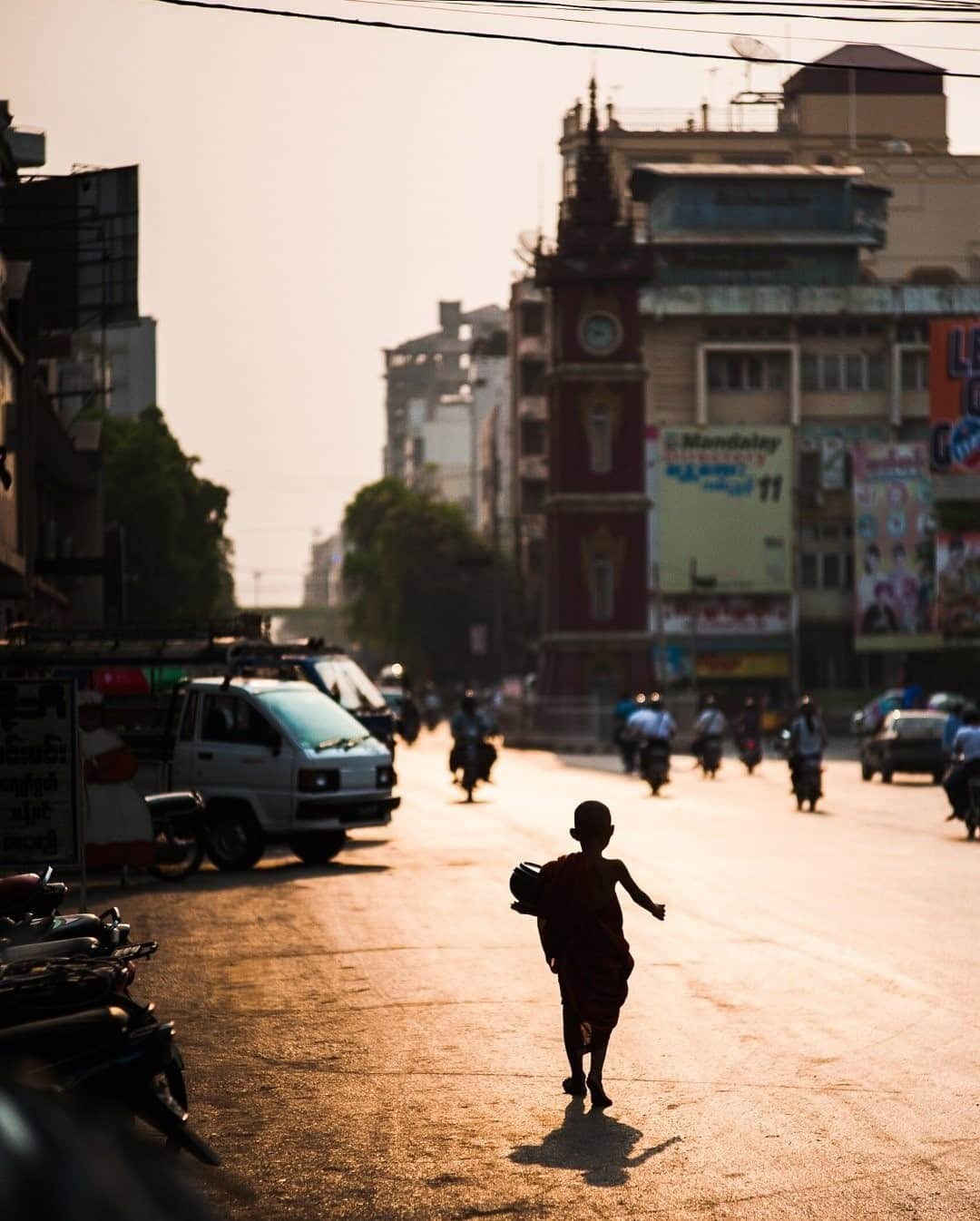 National Geographic Travelさんのインスタグラム写真 - (National Geographic TravelInstagram)「Photo by @MartinEdstrom / Early in the morning in Mandalay, Myanmar, monks and nuns go out for the monastic morning ritual called pindapata (alms) where they collect food from members of the community. I remember this moment like it was yesterday. I can't help but wonder what things are like in Mandalay with the current state of the world. #burma #mandalay #myanmar #buddhism」2月11日 4時36分 - natgeotravel