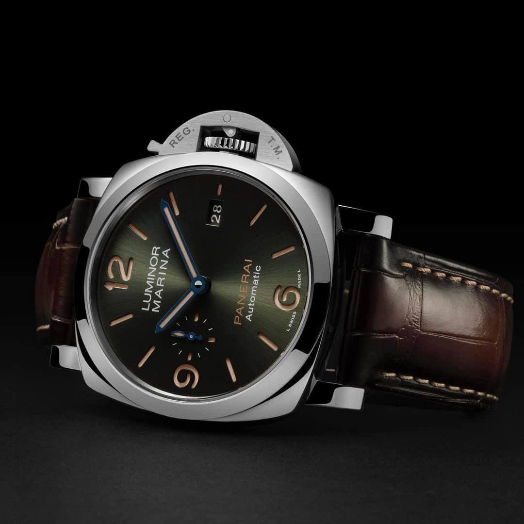 パネライのインスタグラム：「So @Panerai released a new limited edition today, the #PAM1116 which debuts a new material in performance Metallics. This new allow is known as Platinumtech.   This new proprietary platinum alloy brings together the best of both worlds – luxury and durability showcasing Panerai’s long history of Italian design and modern innovation.  Engineered to be harder and more scratch-resistant than traditional platinum, the classic polished shine of the case will stay that way longer thanks to Panerai’s R&D Laboratorio di Idee.   Finished with a deep satin green dial, blue and gold accent hands, this limited edition watch will also offer a 70 year guarantee.  I have to say one thing right off the bat that I wish they did different was the blue hands. Don’t think they work all that well with that green dial. If this green dial with vintage looking lume had GOLD hands I think it would look amazing.  But that’s just me.   What do you guys think?   #paneraicentral」