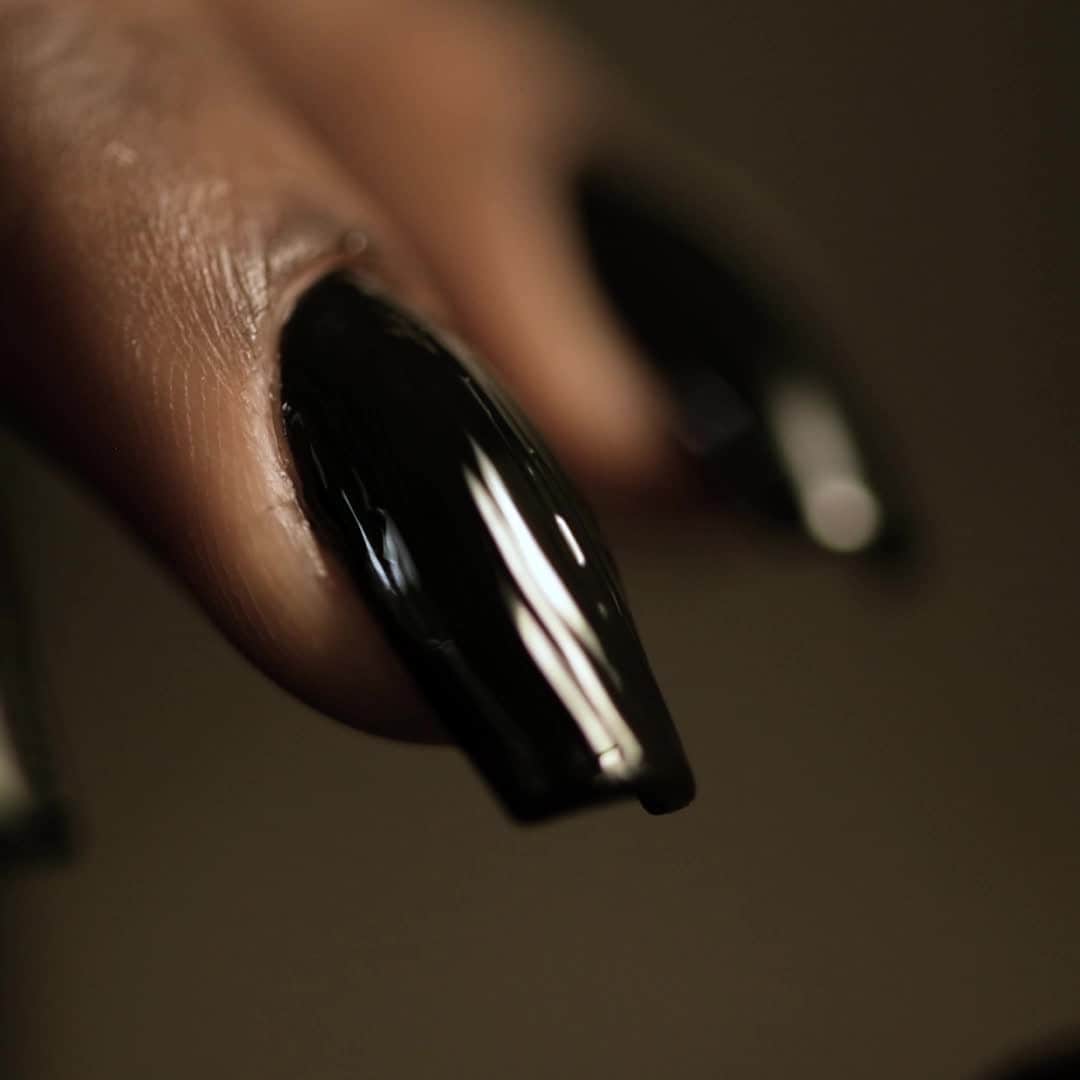 Risqueのインスタグラム：「A durabilidade e alto brilho do diamante nas suas mãos! 💅Com a linha #RisquéDiamondGel, em apenas dois passos você garante uma esmaltação ultra sofisticada. Basta usar sua cor (Passo 1) escolhida da linha #RisquéDiamondGel e finalizar com uma camada fina Top Coat Fixador (Passo 2). O resultado fica lindo demais! ⠀ 💅 Esmaltes usados: Preto Caviar + Top Coat Fixador ⠀ #TáNasNossasMãos #EsmaltesRisqué #RisquéOficial」